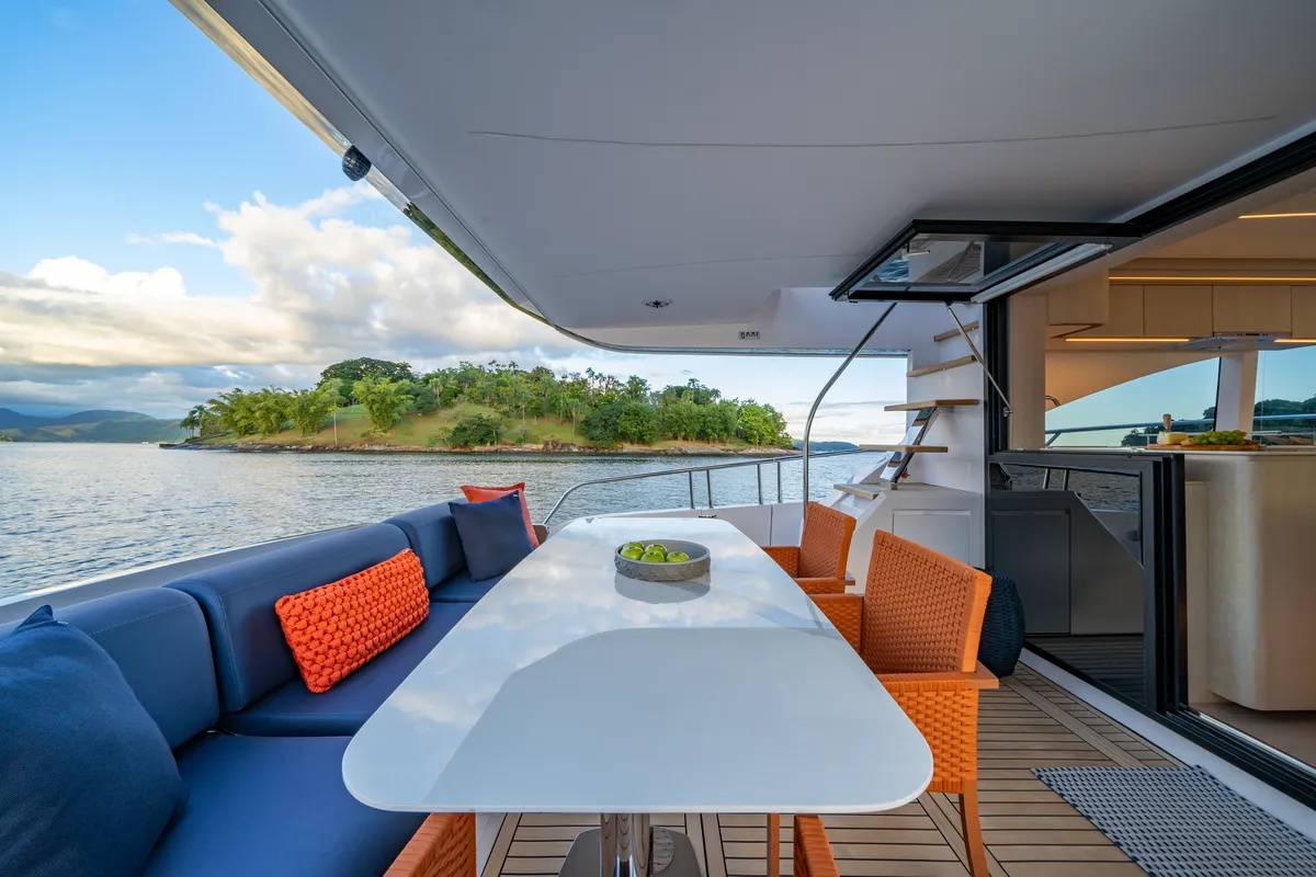 Intermarine 640HDF — Popa e proa (2 de 5)